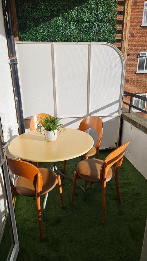 Spacious Two Bedroom Apartment In Battersea, Free Parking Лондон Экстерьер фото