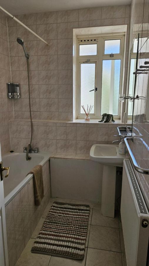 Spacious Two Bedroom Apartment In Battersea, Free Parking Лондон Экстерьер фото